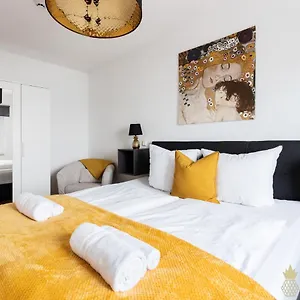 New! Pineapple Zwinger V Apartment